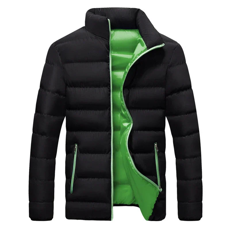 Schwarze Daunenjacke mit grünem Innenfutter, Stehkragen und Reißverschlusstaschen. Modische Winterjacke für Herren, warm und stilvoll.