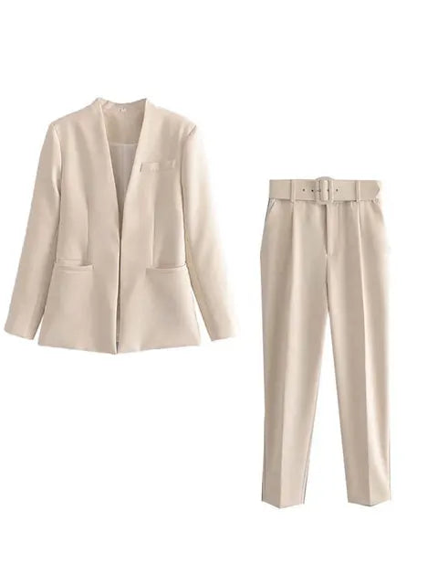 Beiger Damenanzug mit Blazer und Hose, elegantes Design, ideal für Business- und formelle Anlässe, hochwertiger Stoff, modischer Look.