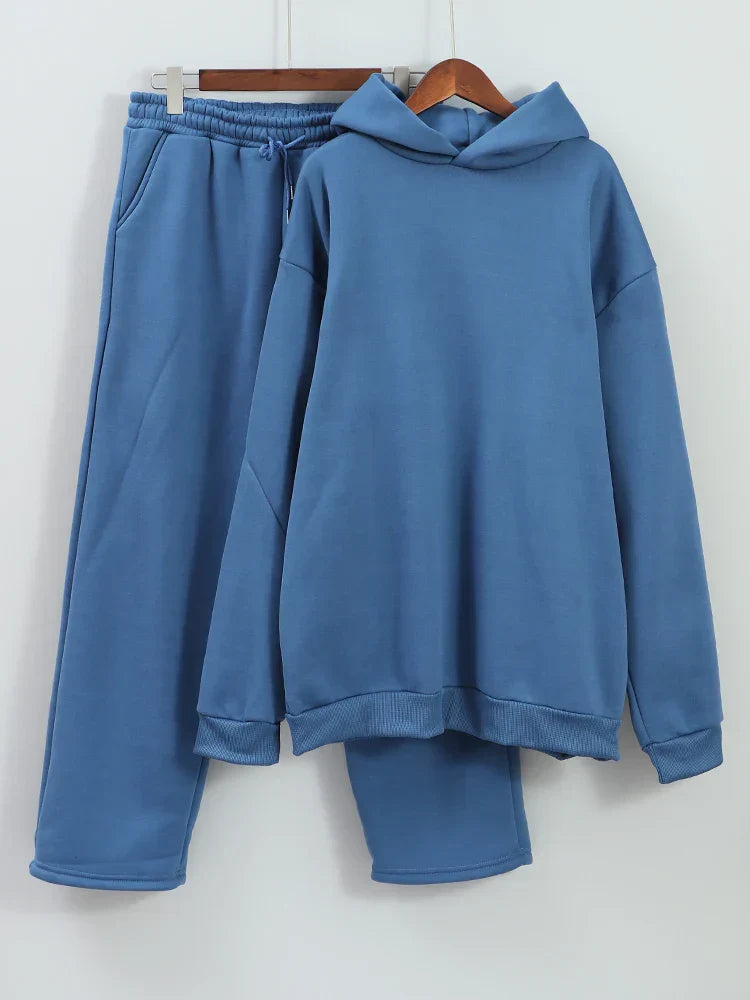 Blauer Unisex-Sweatshirt und Jogginghose Set, bequemes Freizeitoutfit, ideal für Sport und Alltag, weiches Material, modischer Hoodie-Look.