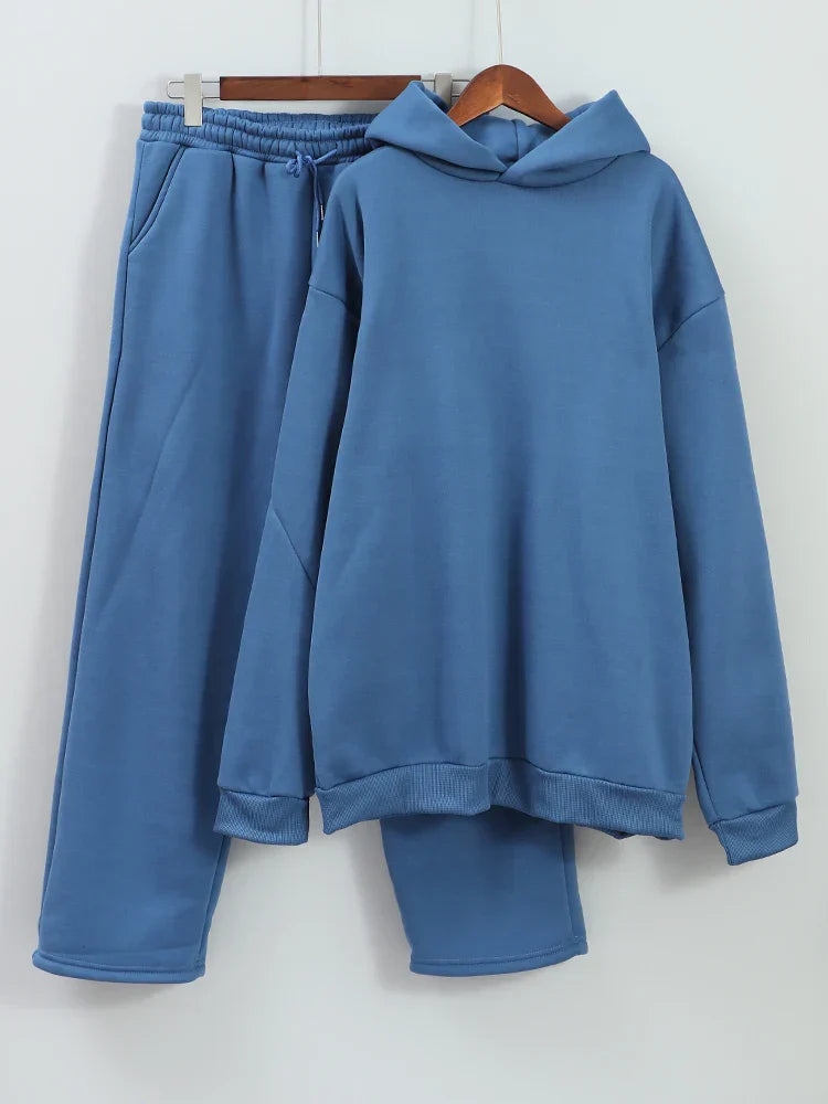 Blauer Unisex-Hoodie mit passender Jogginghose, lässiger Stil, bequeme Freizeitkleidung, ideal für Sport und Alltag, weiches Material.