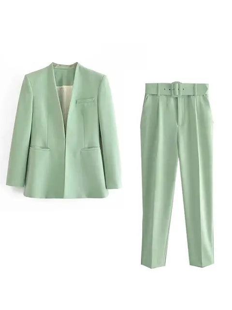 Hellgrüner Damenanzug mit Blazer und Hose, elegantes Design, modische Businesskleidung, hochwertiger Stoff, ideal für Büro und formelle Anlässe.
