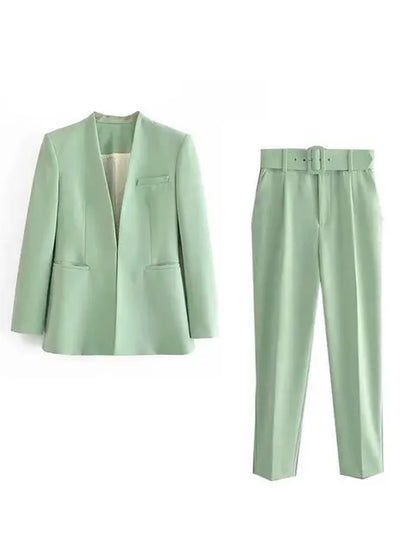 Hellgrüner Damenanzug mit Blazer und Hose, elegantes Design, modische Businesskleidung, hochwertiger Stoff, ideal für Büro und formelle Anlässe.