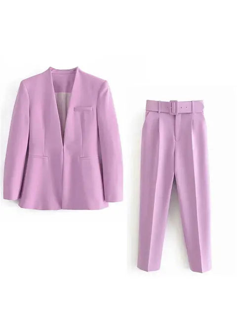 Lila Damenanzug mit Blazer und Hose, elegantes Design, modische Businesskleidung, hochwertiger Stoff, ideal für Büro und formelle Anlässe.