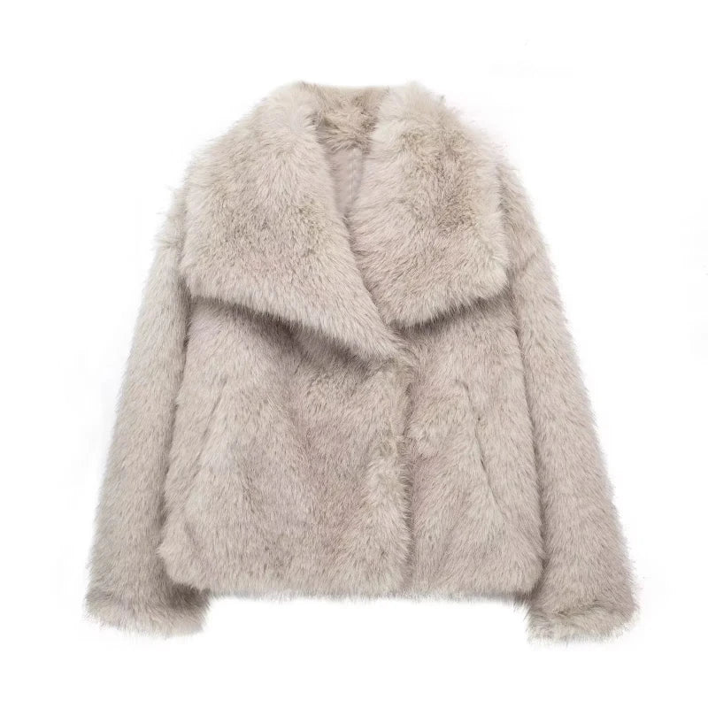Damen Kunstpelzjacke in Beige, flauschig und stilvoll, ideal für Wintermode. Elegante Jacke mit großem Kragen, perfekt für kalte Tage.