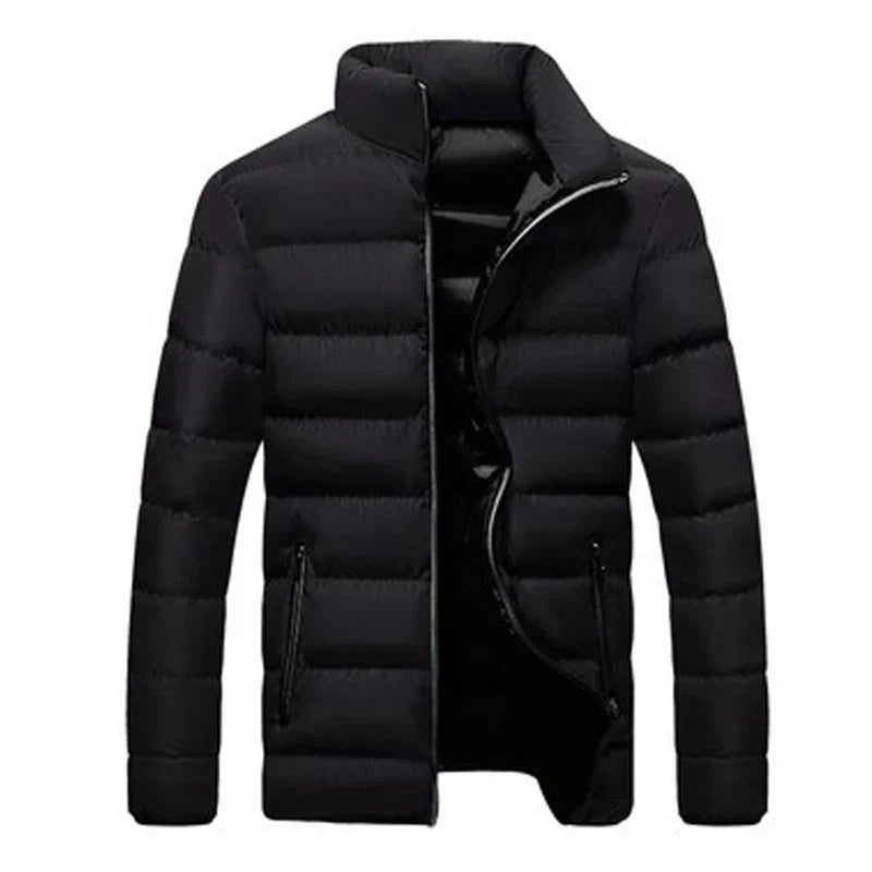 Schwarze Daunenjacke für Herren, warm und stilvoll, mit Reißverschluss und Stehkragen. Perfekt für Wintermode und Outdoor-Aktivitäten.