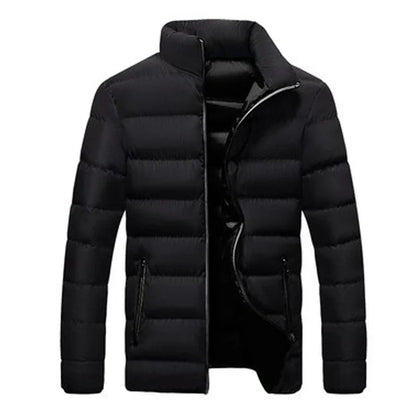 Schwarze Daunenjacke für Herren, warm und stilvoll, mit Reißverschluss und Stehkragen. Perfekt für Wintermode und Outdoor-Aktivitäten.