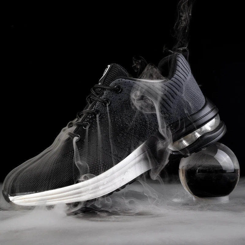Schwarzer Sportschuh mit weißer Sohle, umgeben von Rauch, auf schwarzem Hintergrund. Moderner Sneaker, atmungsaktiv, ideal für Fitness und Laufen.
