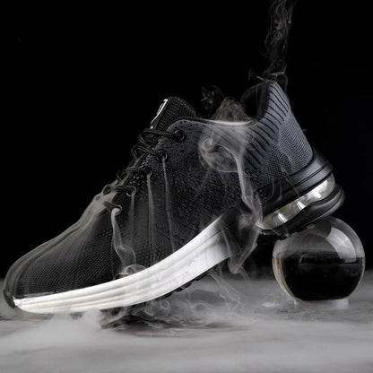 Schwarzer Sportschuh mit weißer Sohle, umgeben von Rauch, auf schwarzem Hintergrund. Moderner Sneaker, atmungsaktiv, ideal für Fitness und Laufen.