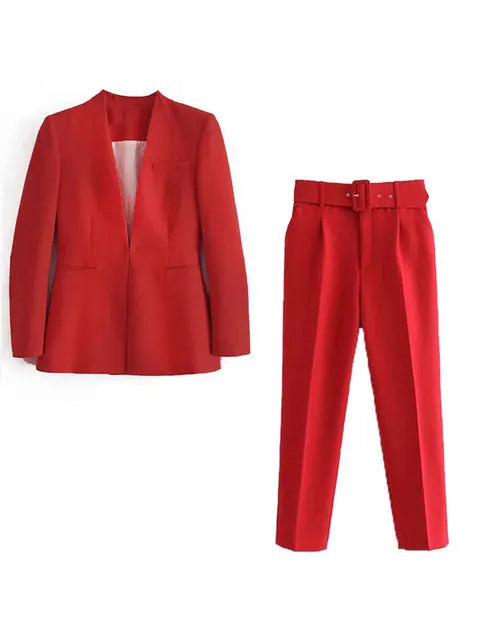 Roter Damenanzug mit Blazer und Hose, elegantes Design, Businessmode, formelle Kleidung, stilvoller Zweiteiler für Büro und Events.