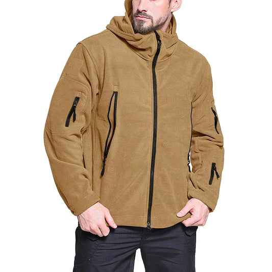 Braune Herren-Softshelljacke mit Kapuze, Reißverschlusstaschen und modernem Design. Outdoor-Bekleidung, winddicht, wasserabweisend.
