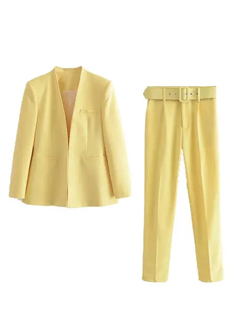Gelber Damenanzug mit Blazer und Hose, elegantes Design, modisch, Business-Outfit, hochwertiger Stoff, ideal für Büro und formelle Anlässe.