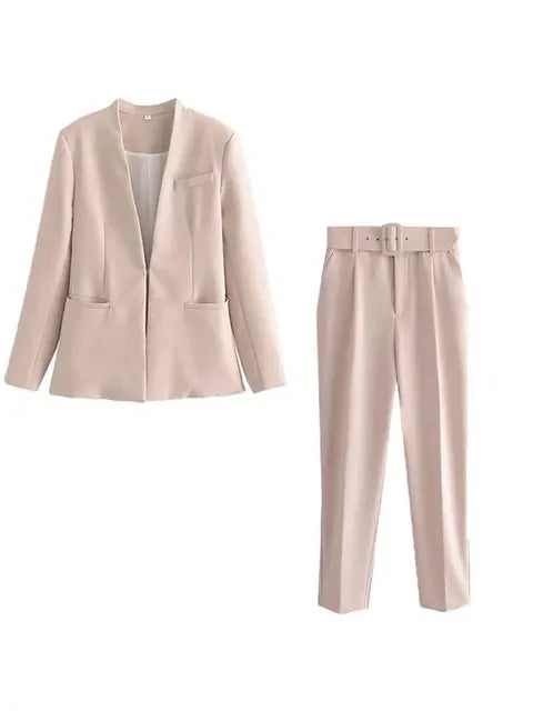 Beiger Damenanzug mit Blazer und Hose, elegantes Business-Outfit, modische Damenbekleidung, stilvoller Zweiteiler für Büro und formelle Anlässe.