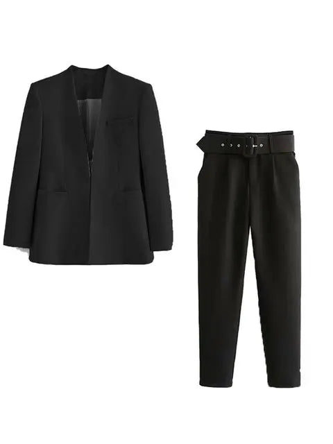 Schwarzer Anzug mit Blazer und Hose, elegantes Design, ideal für formelle Anlässe. Hochwertige Herrenmode, klassischer Stil, zeitlos und stilvoll.