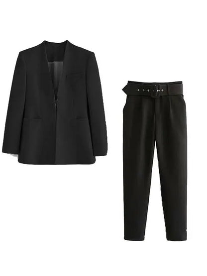 Schwarzer Anzug mit Blazer und Hose, elegantes Design, ideal für formelle Anlässe. Hochwertige Herrenmode, klassischer Stil, zeitlos und stilvoll.