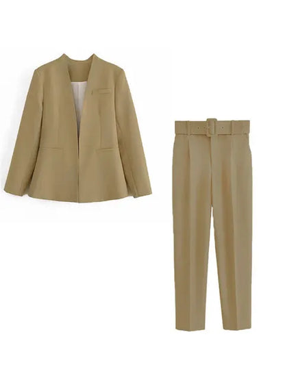 Beige Damenanzug mit Blazer und Hose, elegantes Business-Outfit, modischer Zweiteiler, ideal für Büro und formelle Anlässe.