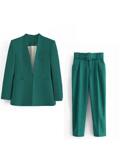 Grüner Damenanzug mit Blazer und Hose, elegantes Design, modische Businesskleidung, ideal für Büro und formelle Anlässe.