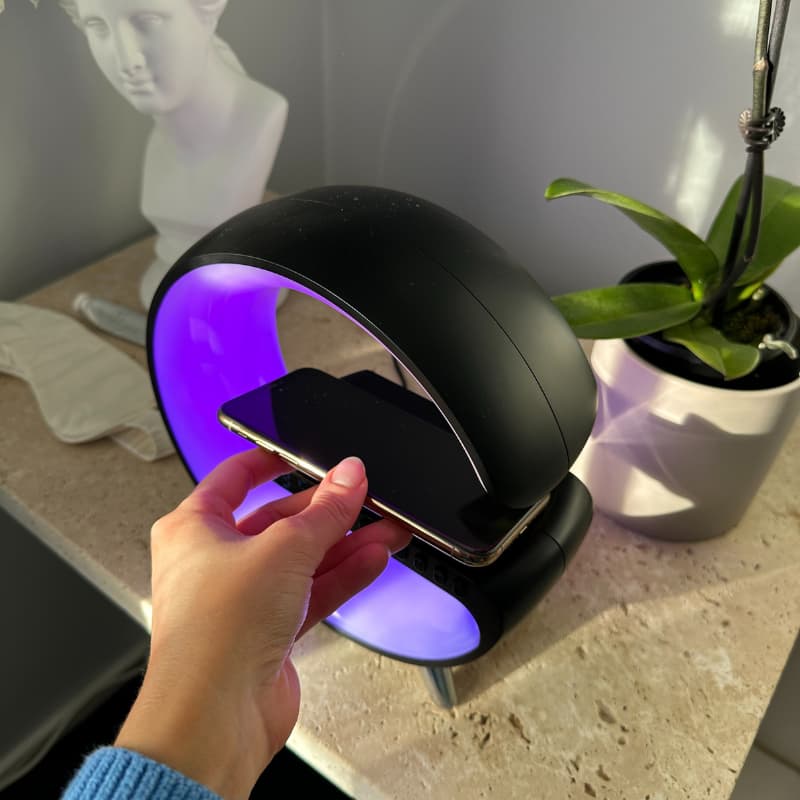 Intelligenter LED-Wecker mit kabelloser Ladestation