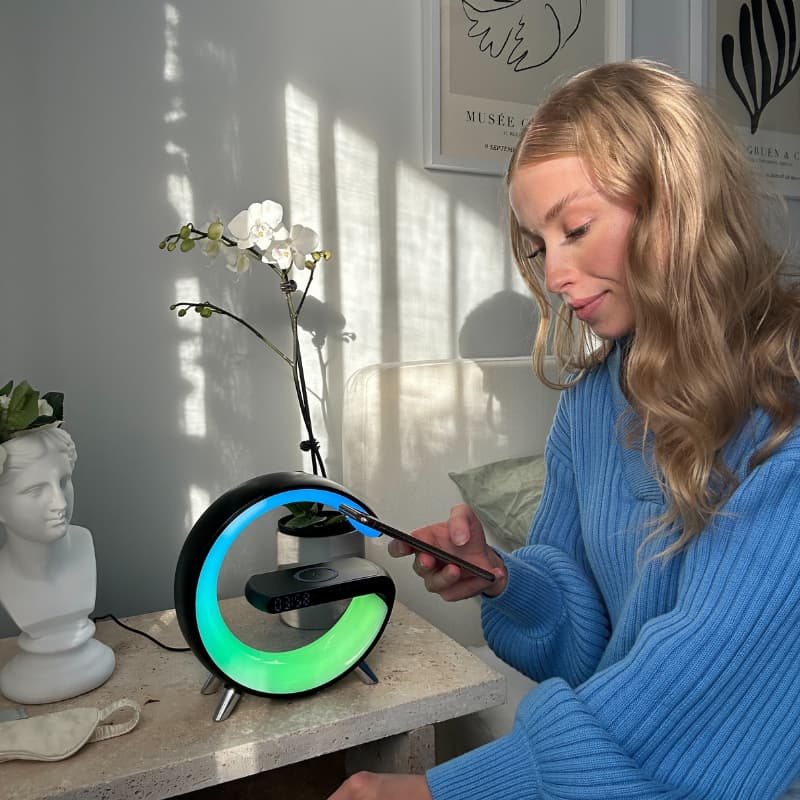 Intelligenter LED-Wecker mit kabelloser Ladestation