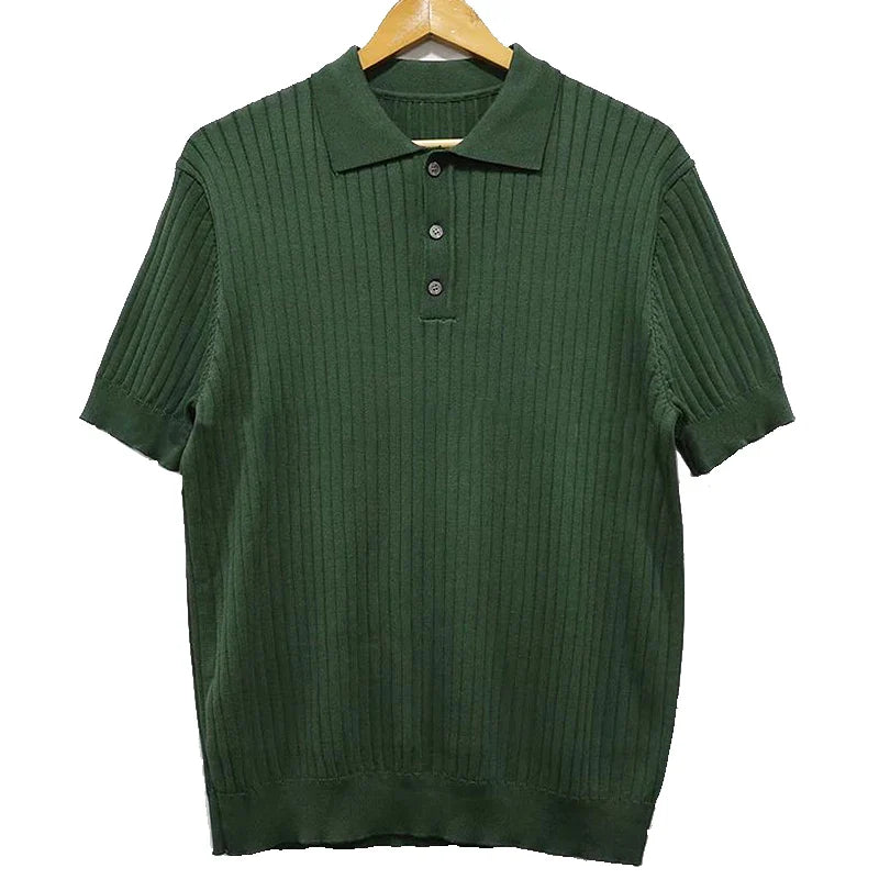 Grünes Herren-Poloshirt aus Baumwolle, geripptes Design, kurzärmelig, klassischer Kragen, Knopfleiste, stilvolle Freizeitmode.