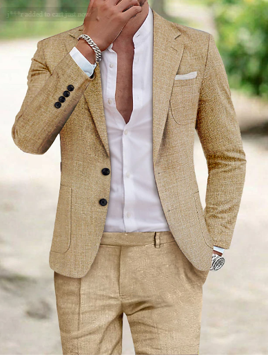 Eleganter Mann im beigen Anzug mit weißem Hemd, silberner Uhr und Armband, im Freien. Stilvolle Herrenmode, Business-Look, Sommeranzug.