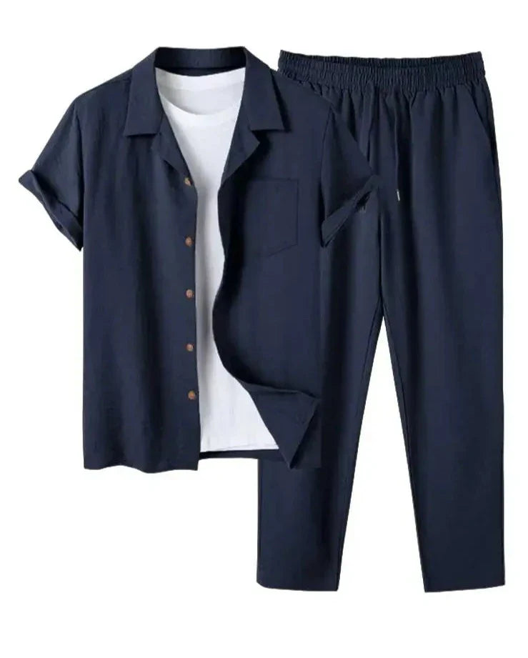 Dunkelblauer Herren-Zweiteiler mit Hemd und Hose, lässiger Stil, ideal für Sommermode. Perfekt für Freizeit und Alltag.