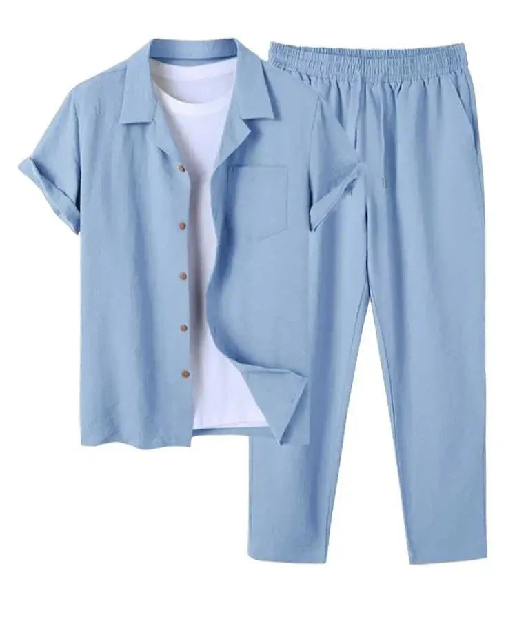 Hellblaues Herren-Sommer-Set mit kurzärmeliger Hemdjacke, weißem T-Shirt und passender Hose. Leichte Freizeitmode für warme Tage.