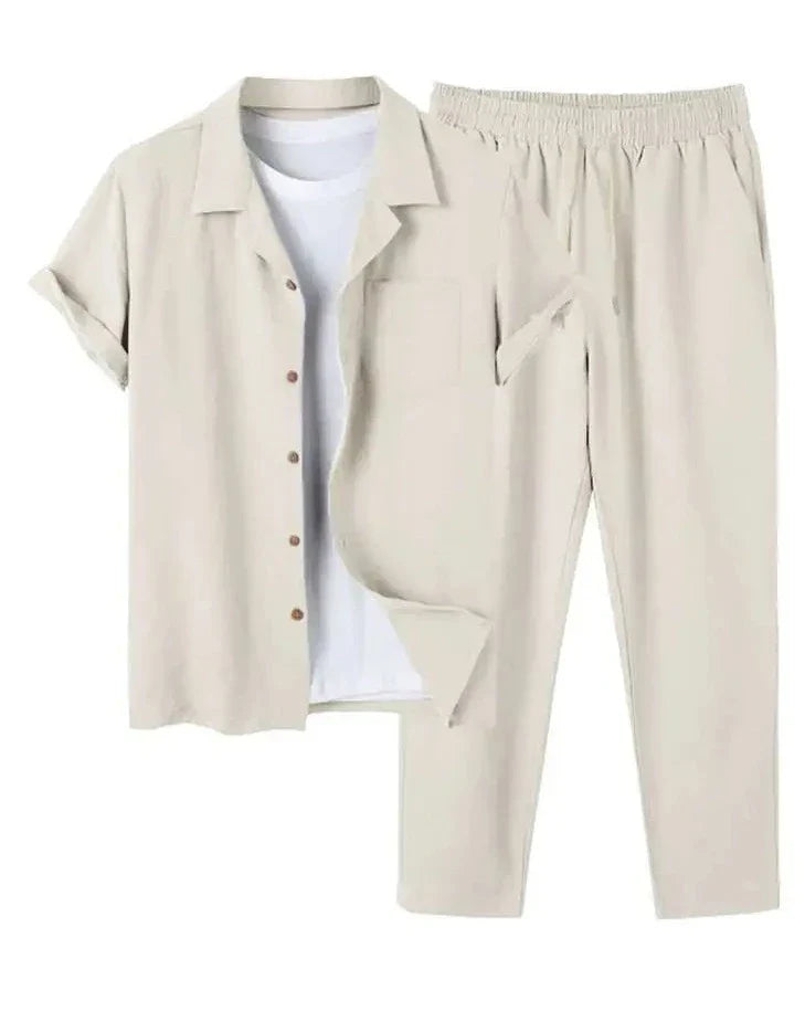 Beiges Herren-Sommeroutfit mit kurzärmeliger Knopfleiste, weißem T-Shirt und elastischer Hose. Lässige Mode, leichte Stoffe, ideal für warme Tage.