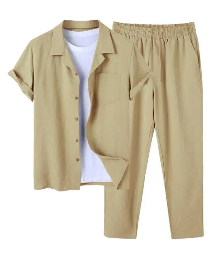 Beiges Herren-Sommer-Set: Kurzarmhemd mit Knopfleiste und passender Hose, lässig und atmungsaktiv, ideal für Freizeit und Urlaub.