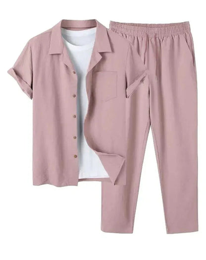 Rosa Freizeitanzug für Herren mit Hemd und Hose, aus leichtem Stoff, ideal für Sommermode. Perfekt für lässige Anlässe und stilvolle Outfits.