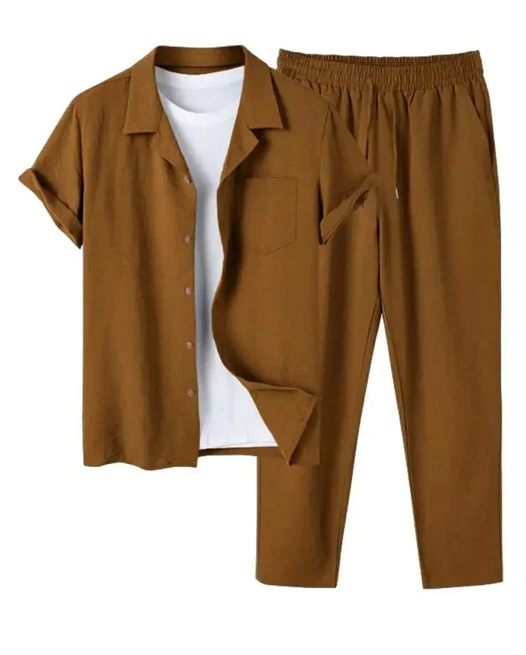 Braunes Herren-Freizeitset mit kurzärmeliger Hemdjacke und elastischer Hose, kombiniert mit weißem T-Shirt. Ideal für Sommermode und lässigen Stil.