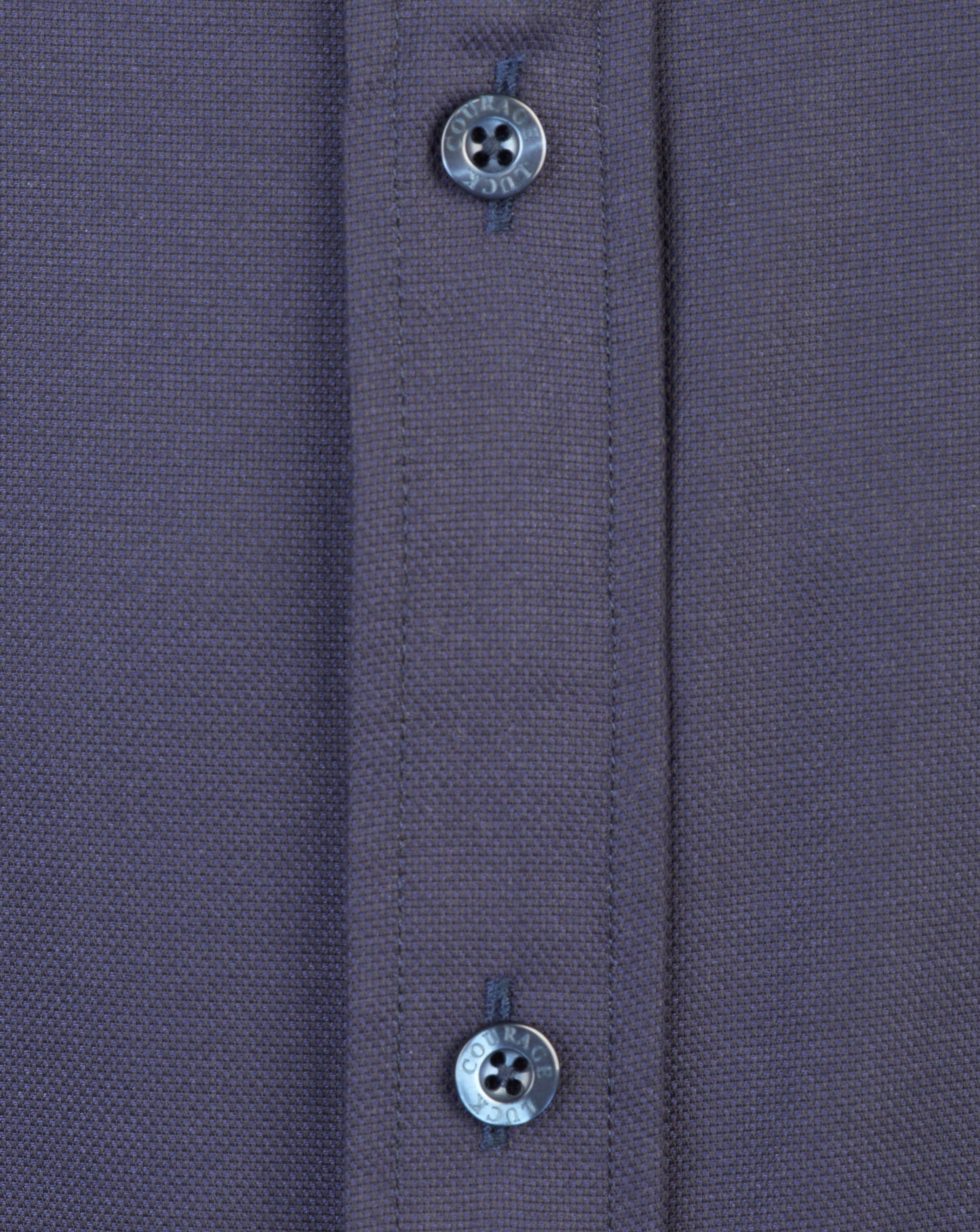 Dunkelblaues Hemd aus Baumwolle mit Knopfleiste und zwei Knöpfen. Hochwertige Textur, elegantes Design, ideal für Business- und Freizeitkleidung.