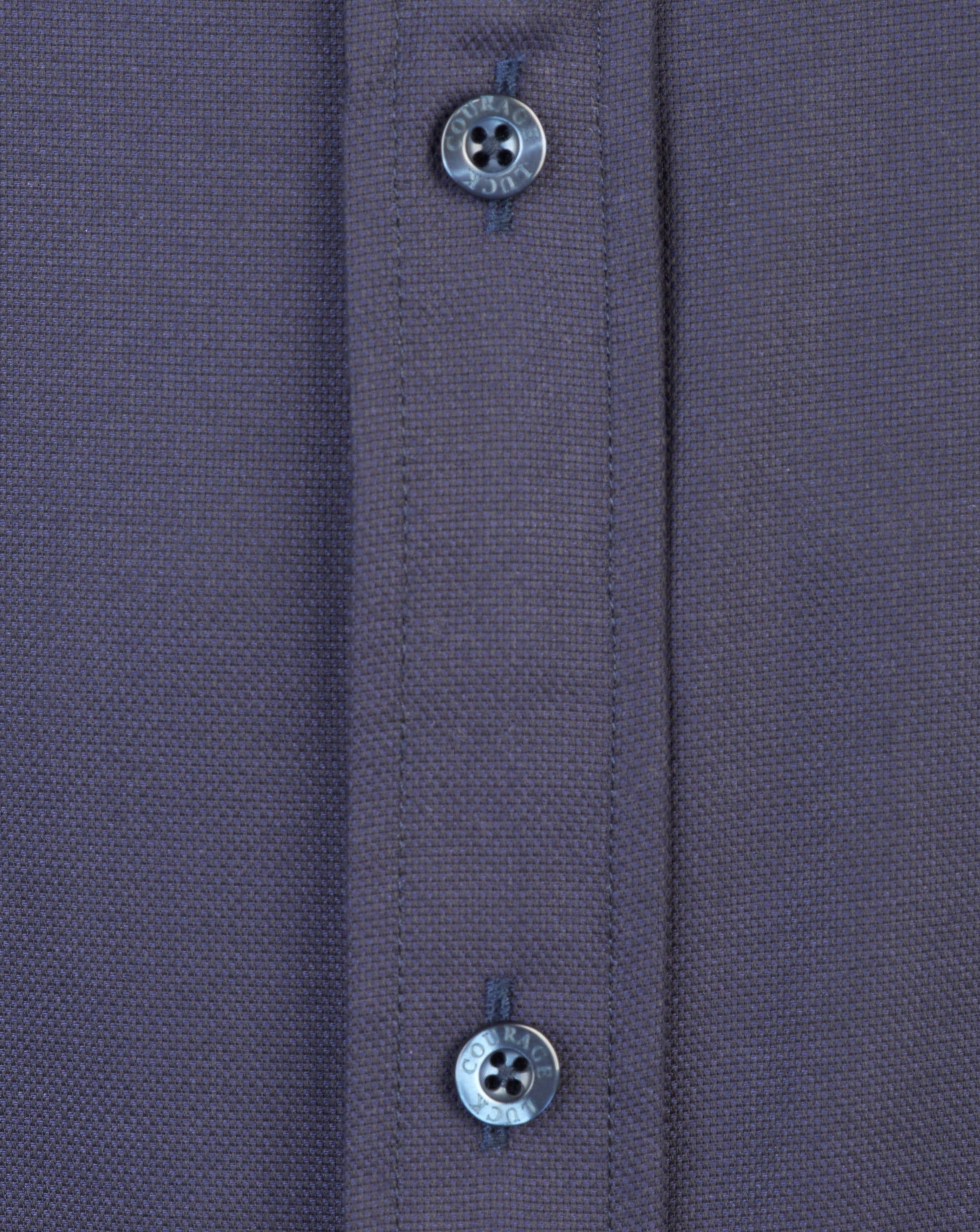 Dunkelblaues Hemd aus Baumwolle mit Knopfleiste und zwei Knöpfen. Hochwertige Textur, elegantes Design, ideal für Business- und Freizeitkleidung.