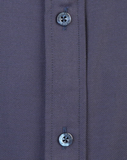 Dunkelblaues Hemd aus Baumwolle mit Knopfleiste und zwei Knöpfen. Hochwertige Textur, elegantes Design, ideal für Business- und Freizeitkleidung.