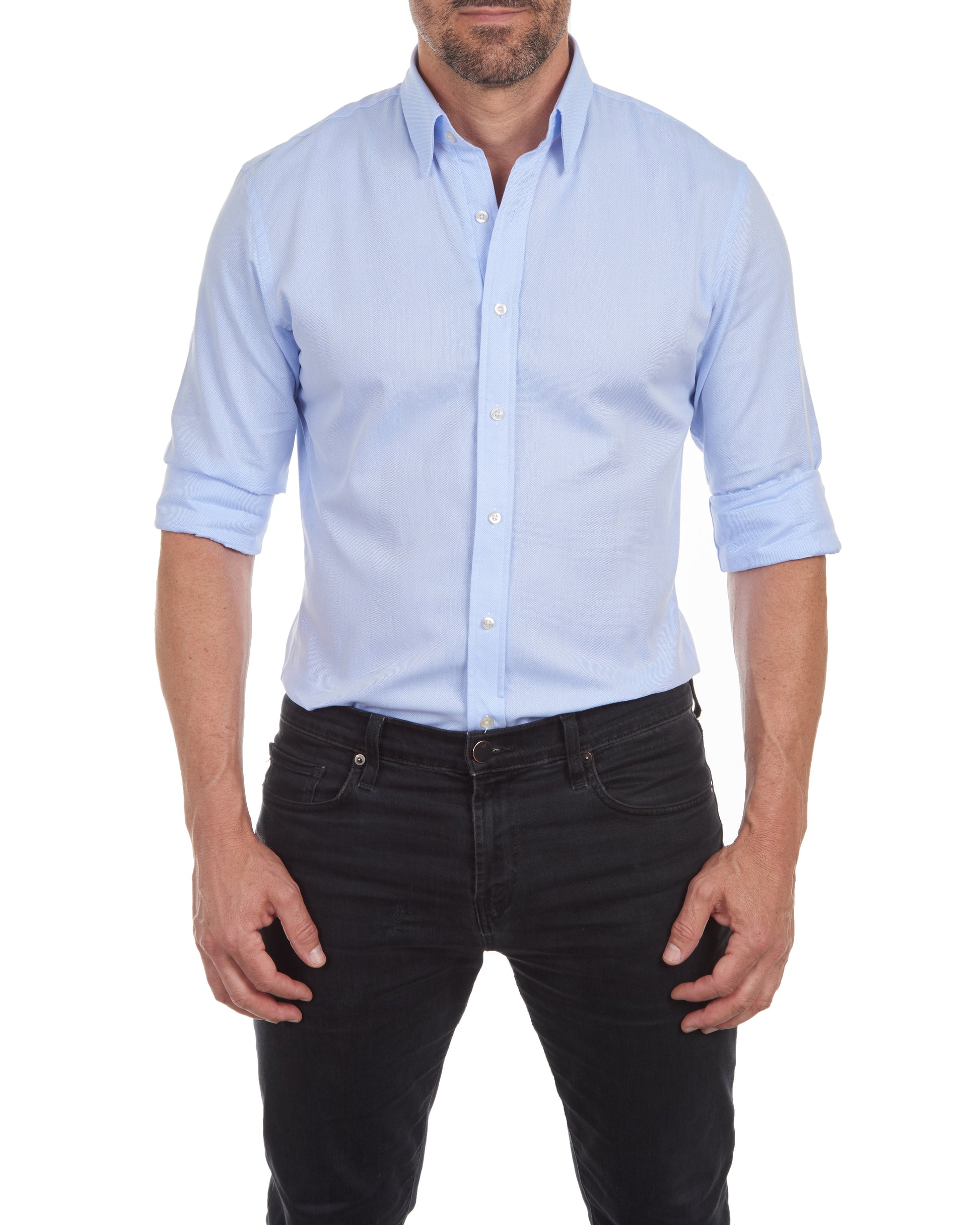 Mann in hellblauem Hemd und schwarzer Jeans, Vorderansicht. Business-Casual-Look, modisch, elegantes Herrenoutfit, langärmliges Hemd.