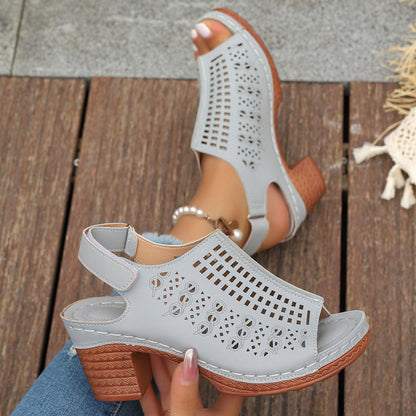 Offene Sandalen mit Hohldesign und Klettverschluss | Ideal für den Sommer