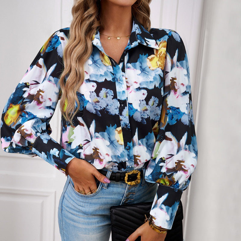 Frau in geblümter Bluse mit langen Ärmeln, kombiniert mit blauen Jeans und schwarzer Tasche. Modetrend, Damenmode, stilvolles Outfit.