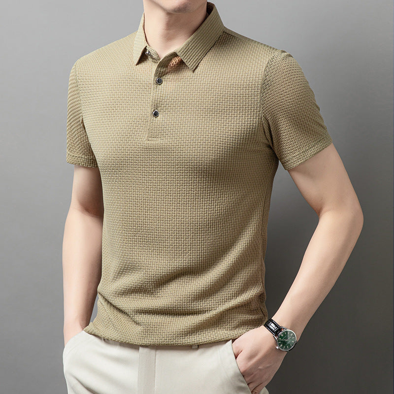 Mann trägt beigefarbenes Poloshirt mit Strukturmuster, kombiniert mit beigen Hosen. Stilvolle Herrenmode, lässiger Look, modernes Design.