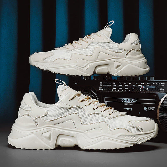 Beige Sneaker auf Radio, modisches Design, dicke Sohle, sportlicher Look, ideal für Streetwear, Herrenmode, trendige Freizeitschuhe.