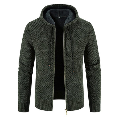 Dunkelgrüne Strickjacke mit Kapuze, Reißverschluss und Kordelzug. Modischer Herrenpullover, ideal für Herbst und Winter. Bequeme, warme Oberbekleidung.