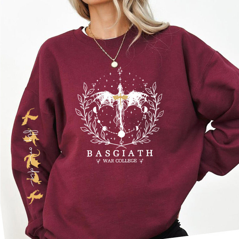 Frau trägt bordeauxroten Pullover mit Basgiath War College-Logo und Drachenmotiv. Ideal für Fantasy-Mode und Drachenliebhaber.