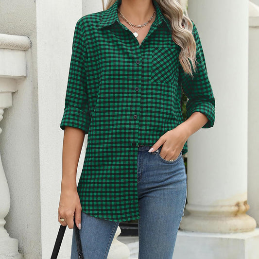 Grünes kariertes Hemd für Damen, lässig und modisch, kombiniert mit blauen Jeans. Perfekt für Freizeitoutfits und stilvolle Alltagslooks.