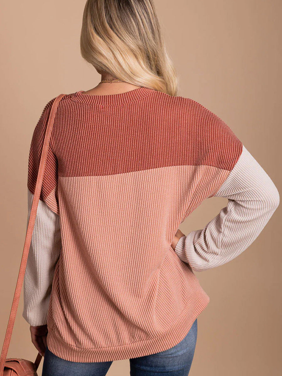 Frau in gestreiftem Pullover in Rot- und Beigetönen, Rückansicht. Modetrend Herbst, lässiger Stil, langärmlig, Strickmode, Damenbekleidung.