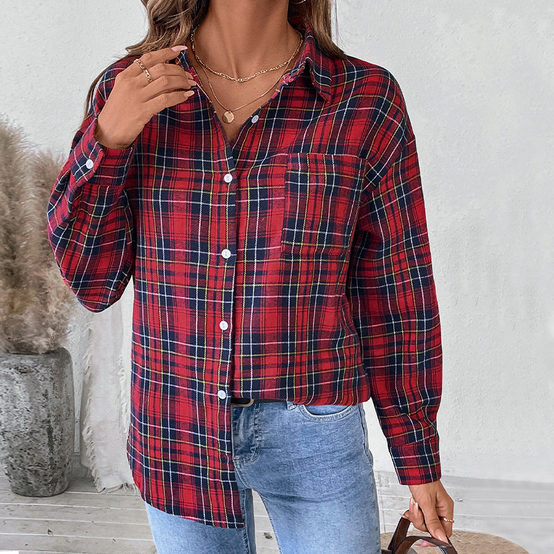 Frau in rotem kariertem Hemd und blauer Jeans, hält eine Tasche. Modetrend, lässiger Look, Herbstmode, Damenbekleidung, Streetstyle.