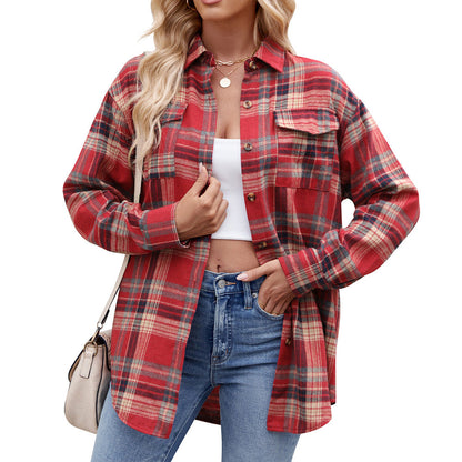 Frau trägt rot-kariertes Flanellhemd, weiße Crop-Top, blaue Jeans und beige Tasche. Modetrend Herbst, lässiger Stil, Damenmode.