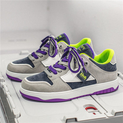 Graue und violette Sneaker mit neon-gelben Akzenten auf weißem Hintergrund. Modische Sportschuhe, trendiges Design, bequeme Freizeitschuhe.