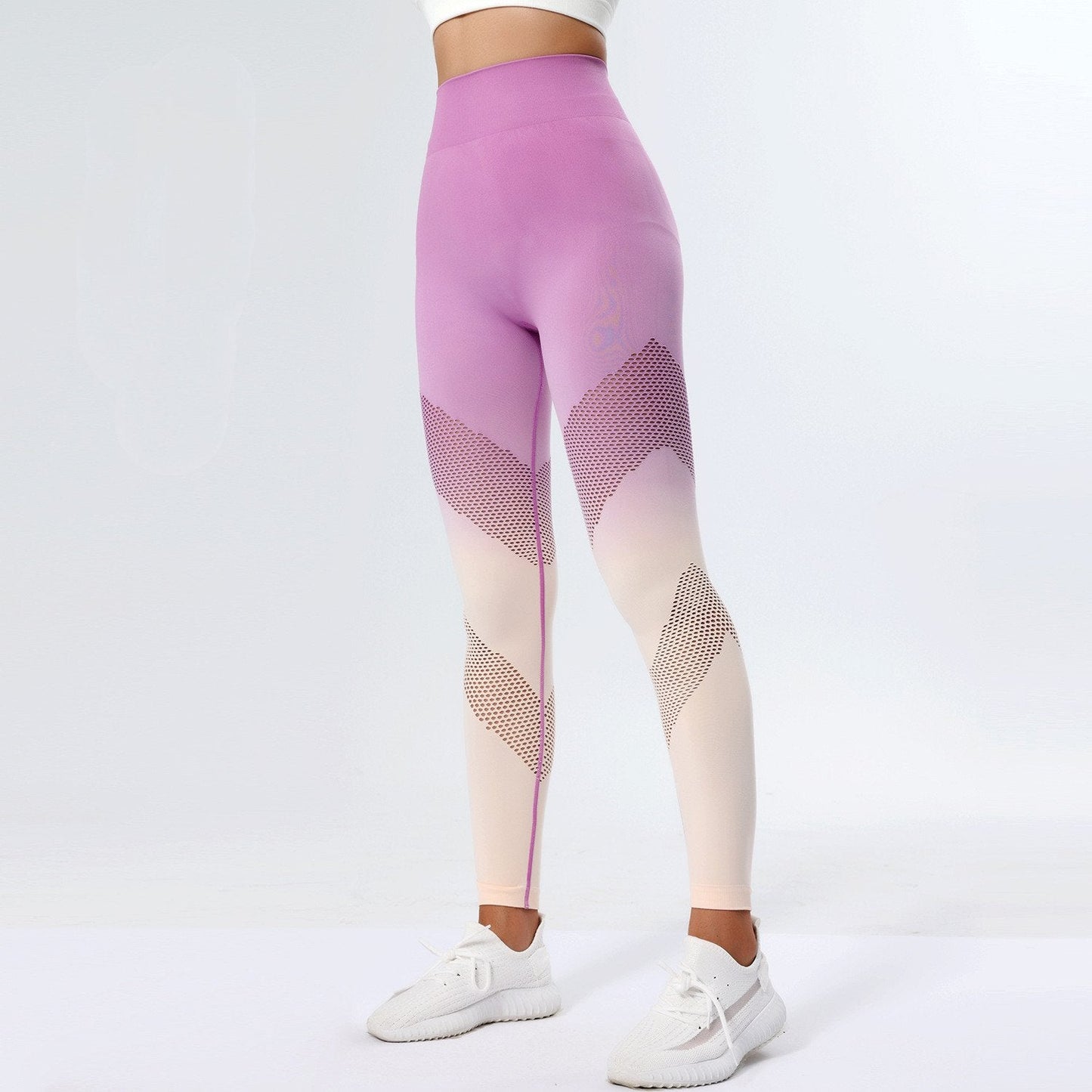 Damen-Sportleggings in Lila und Weiß mit geometrischem Muster, hoher Taille und nahtlosem Design, ideal für Fitness und Yoga.