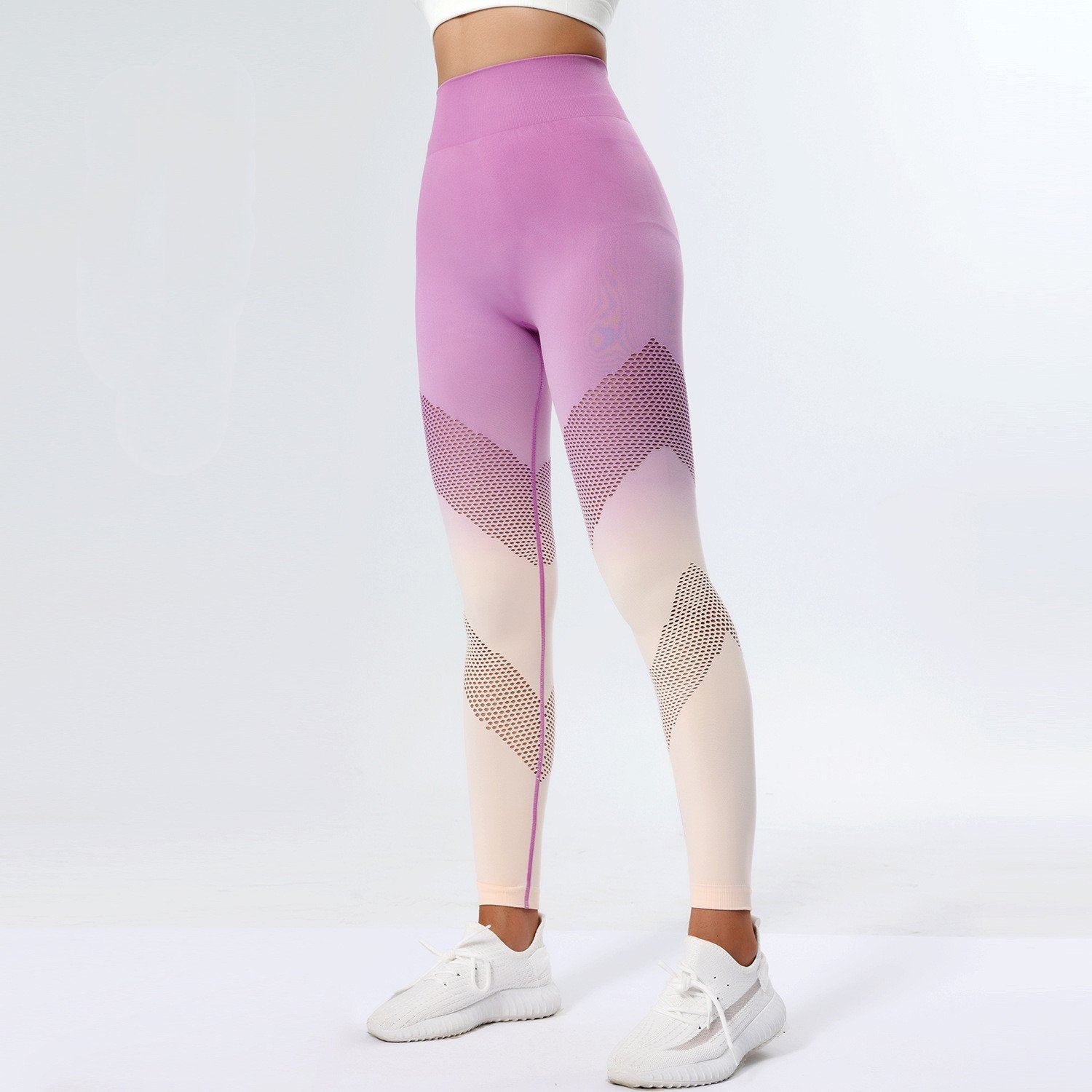Damen-Sportleggings in Lila und Weiß mit geometrischem Muster, hoher Taille und nahtlosem Design, ideal für Fitness und Yoga.