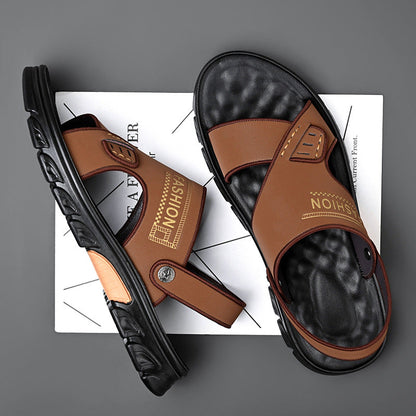 Braune Herrensandalen mit schwarzer Sohle auf grauem Hintergrund, modisches Design, bequem und rutschfest, ideal für Sommer und Freizeit.