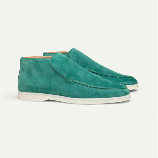 Türkise Wildleder-Slipper für Herren mit weißer Sohle, seitlicher Ansicht. Elegante, bequeme Schuhe, ideal für Freizeit und Business.