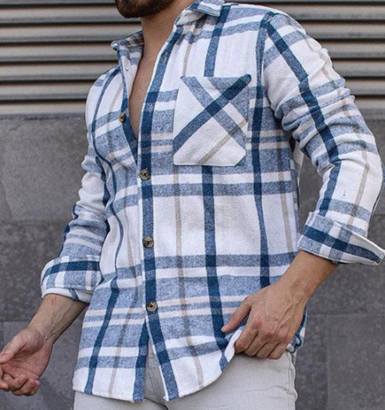 Mann trägt kariertes Hemd mit blau-weißen Streifen, lässiger Stil, Langarm, Brusttasche, modische Herrenbekleidung, urbaner Hintergrund.